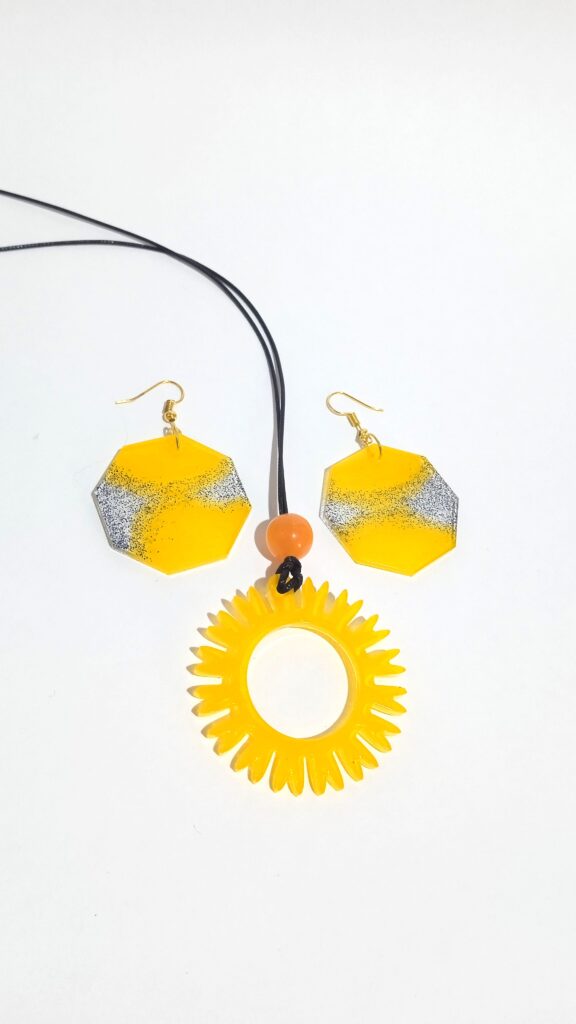 aretes y collar amarillos