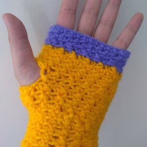 Mitones amarillos y morado