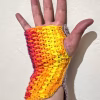 mano con guantes tejidos amarillos